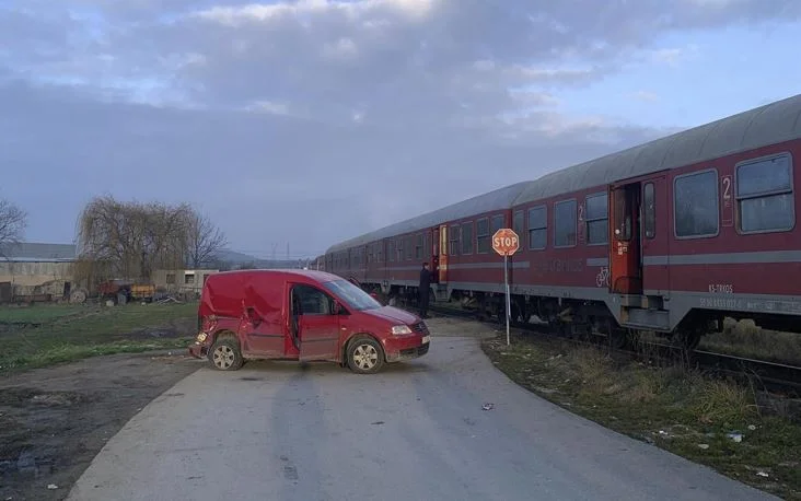 Zug trifft ein Auto in Fushe Kosovo