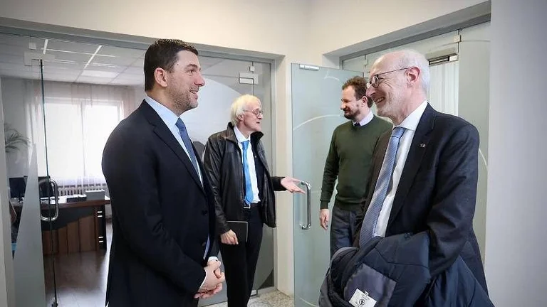 Krasniqi se reúne con el embajador francés, reitera puntos del PDK para el acuerdo final