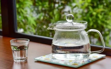 Einige Gründe für das Trinken von warmem Wasser