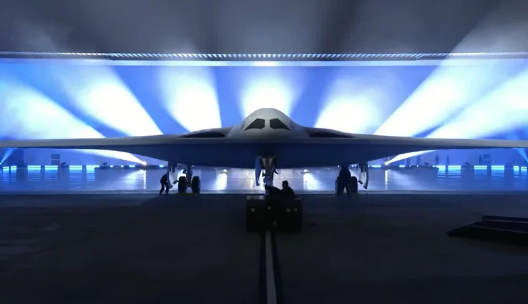 Posible conflicto con China/ EE.UU. presenta nuevo jet de bomba.