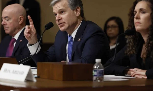 Le directeur du FBI soulève l'alarme concernant l'application haute utilisation au Kosovo