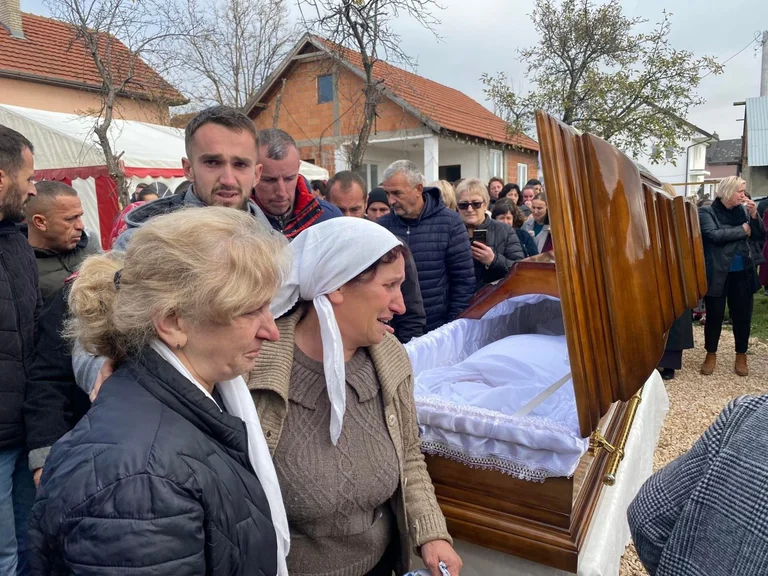 The funeral ceremony for the former man killed pregnancy begins