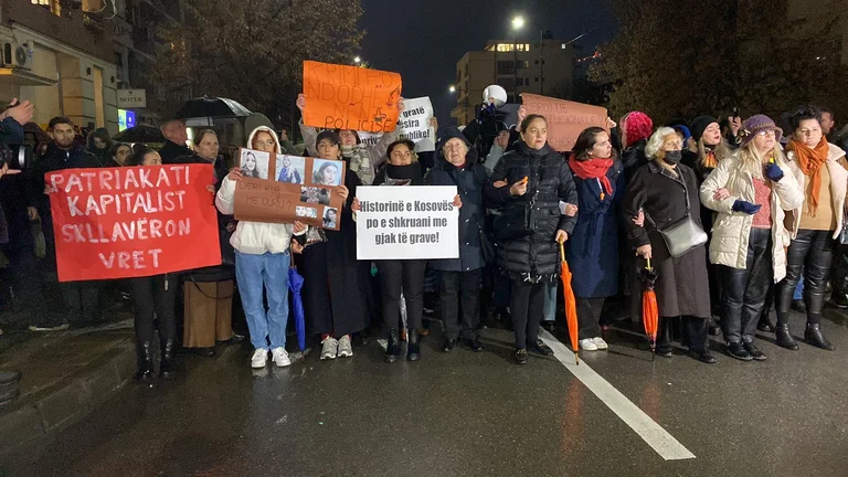 Die schwangere Frau zu töten Alles, was heute während des Pristina Protests passierte