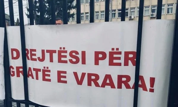 Aujourd'hui à Pristina, proteste contre le meurtre de femmes