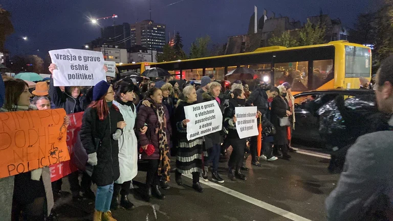 The great number of protesters for the murder at QKUK I go to the door and the police (Photo)