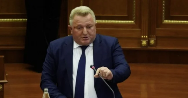 Berisha-Kurtit: Propaganda iu ka shërbyer liderëve komunistë, por ti nuk e ki atë fat