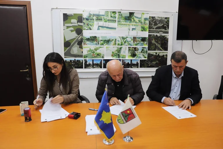 Në Obiliq, nënshkruhet kontrata për projektin e sistemit te ngrohjes qendrore