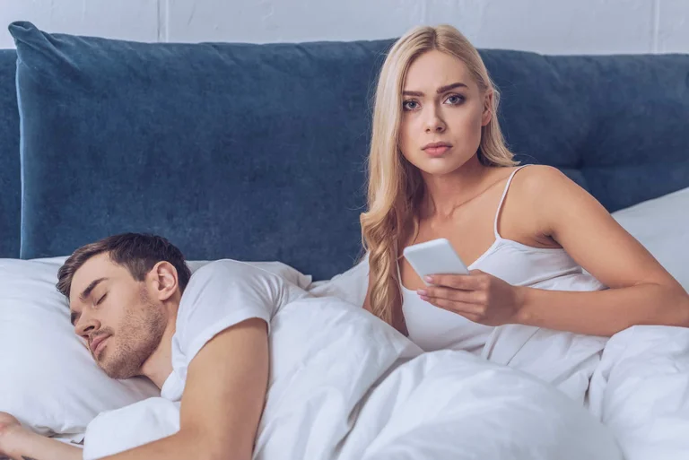 Partneri jua kontrollon telefonin? Mësoni problemet psikologjike që mund të ketë