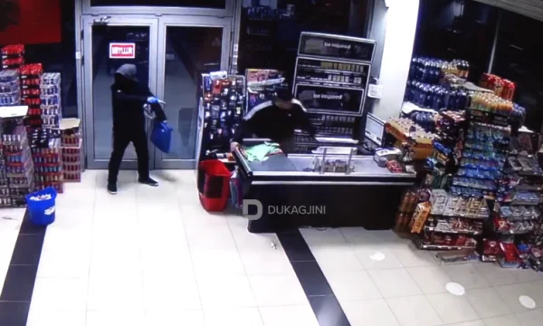 Momenti kur hajni i armatosur konfrontohet me punëtorët e marketit në Gjilan (VIDEO)