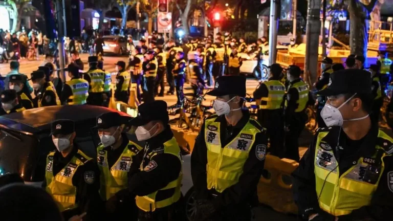 Policia shtyp protestat në Kinë kundër masave ndaj COVID-19