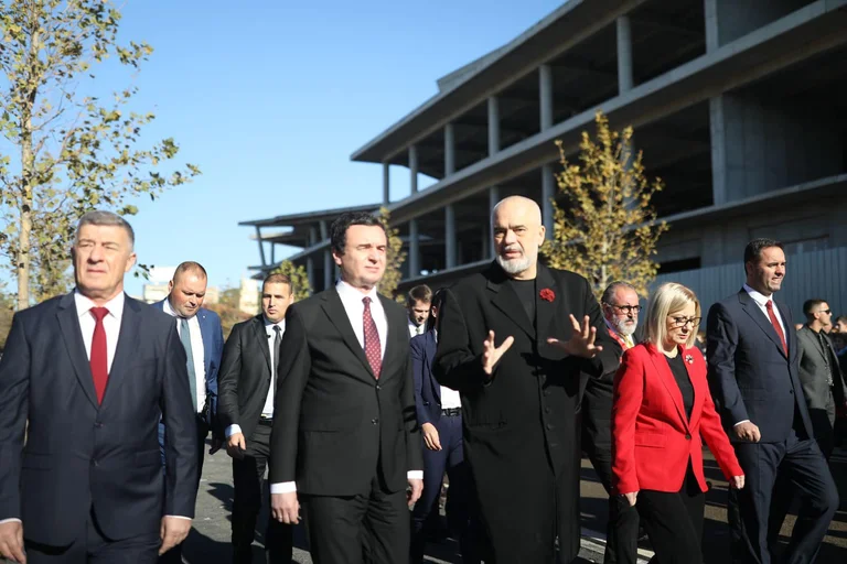 Rama ndan fotoalbumin nga festimet e 110-vjetorit të Pavarësisë
