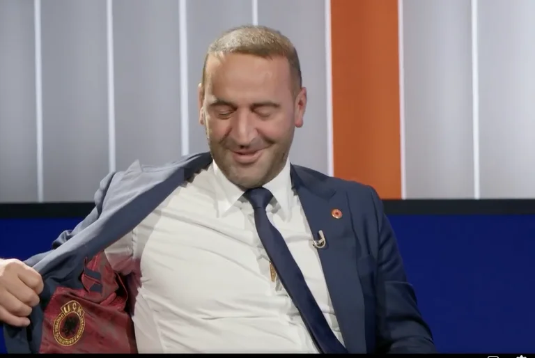 Vendi ku Haradinaj e mban emblemën e UÇK-së