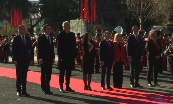 Liderët e Shqipërisë dhe Kosovës në Vlorë! Zhvillohet ceremonia e ngritjes së Flamurit