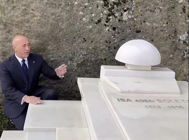 Haradinaj bën homazhe te varri i Isa Boletinit