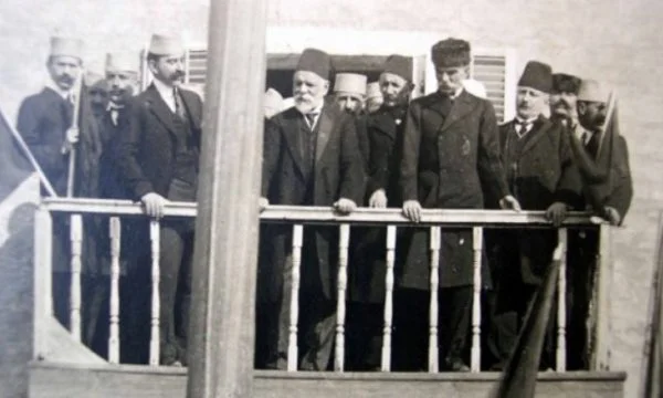 Ngritja e flamurit në Vlorë: Ky ishte fjalimi origjinal i Ismail Qemalit me 1912