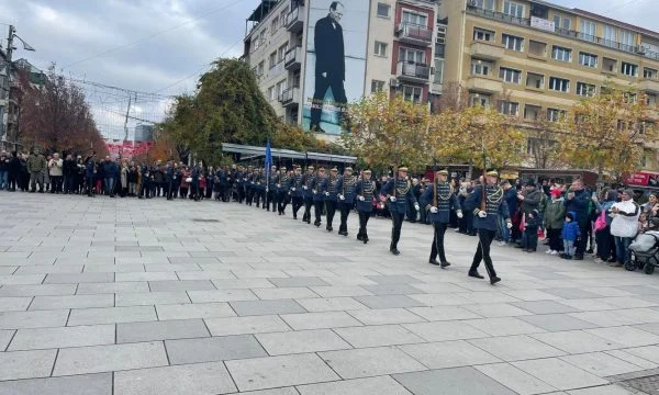 Pamje nga parakalimi i Togut ceremonial të FSK-së në sheshin “Zahir Pajaziti”, ndiqet nga plot qytetarë