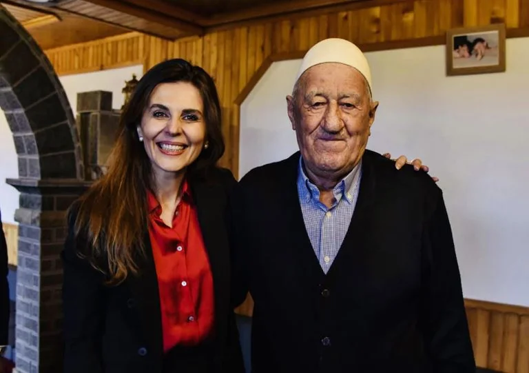 Çitaku viziton babain e ish presidentit Thaçi: Si gjithmonë krenar me të birin dhe shokët e tij