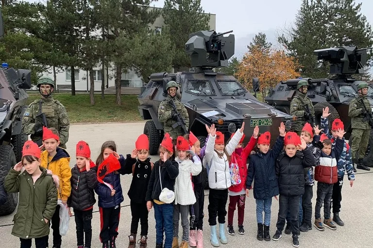 Qindra qytetarë vizitojnë Kazermën “Adem Jashari” me rastin e “Ditës së Forcës”