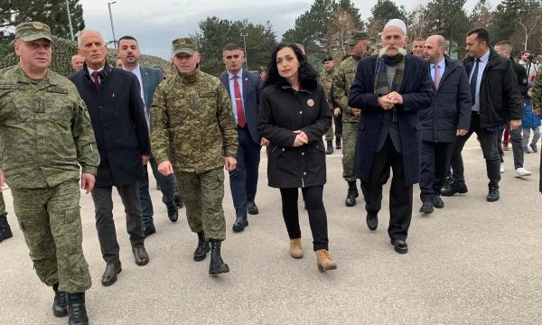 Osmani shkon në kazermën “Adem Jashari”, shoqërohet nga Rifat Jashari