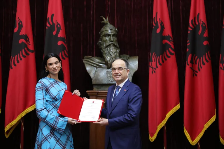 Begaj i dorëzon Dua Lipës dekretin e shtetësisë shqiptare