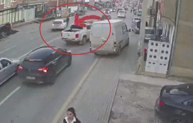 Vetura godet këmbësorin në Prishtinë, publikohen pamjet nga momenti