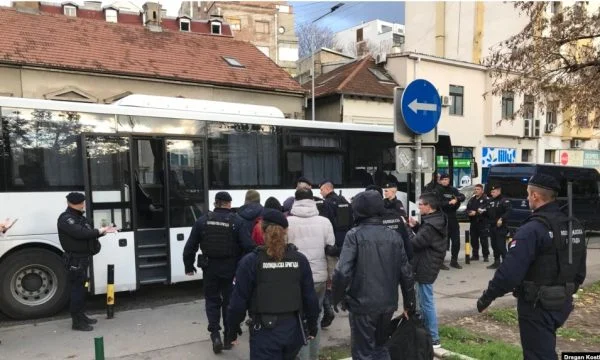 Të shtënat në kufirin me Hungari, policia serbe largon migrantët