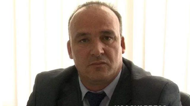 Shpejtim Bulliqi bllokoi kosovarët, por ai bashkë me bashkëshorten janë pajisur me pasaportë shqiptare