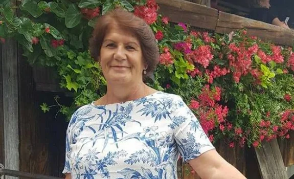 Oggi l'educatore è sepolto con un'ascia dal marito