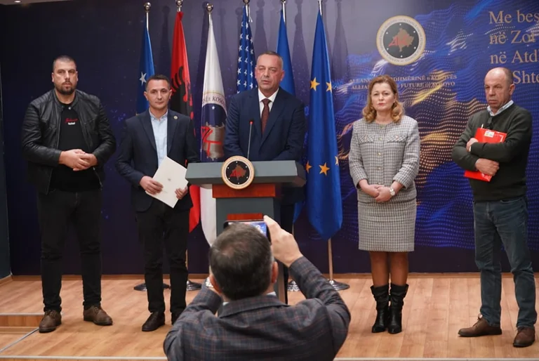 Komunat e AAK-së kundër vendimit të Qeverisë që u’a merr buxhetin, paralajmërojnë se do t’i drejtohen Kushtetueses