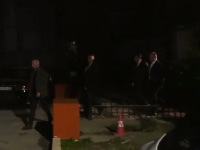 Momenti kur PSD e gjuan Kurtin me qershi, ndërhyjnë mbrojtja e afërt e policia