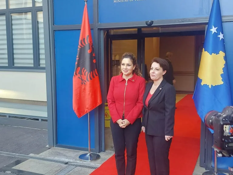 Gërvalla pret në takim homologen e saj nga Shqipëria, Olta Xhaçka