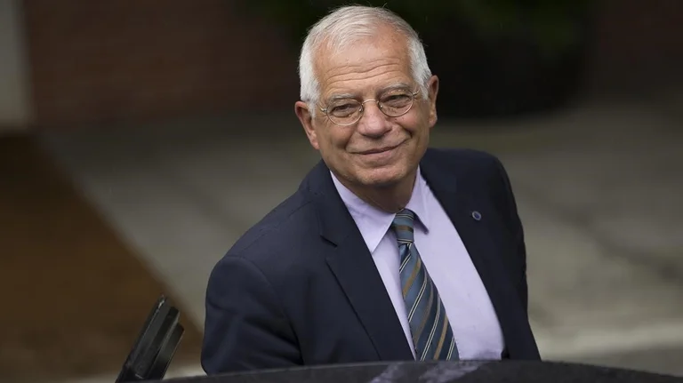 Borrell konfirmon marrëveshjen ku lejohen targat ilegale edhe për një vit në Kosovë