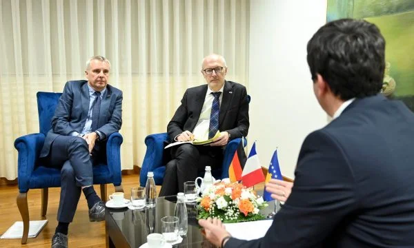Kurti pret në takim ambasadorin gjerman dhe atë francez: Marrëveshja të arrihet brenda 48-orëshit