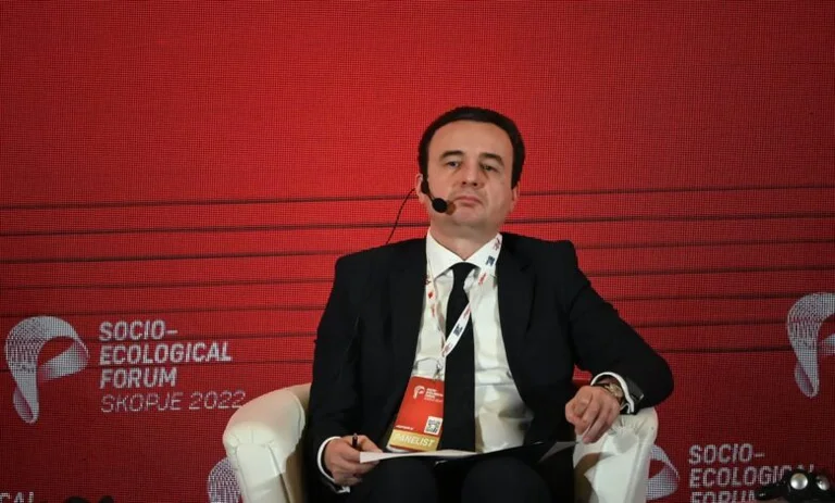 Albin Kurti ik për Prizren, e la të vetëm kryeministrin maqedonas para mediave