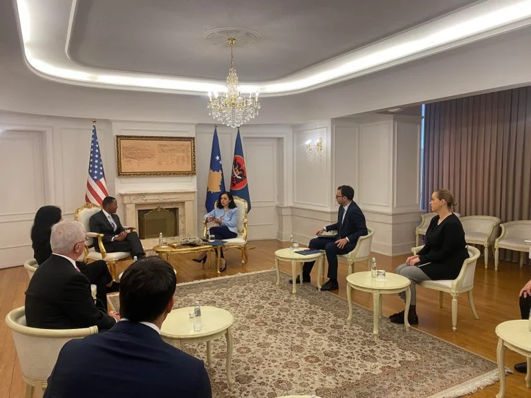 Presidentja Osmani pret në takim kongresmenin amerikan