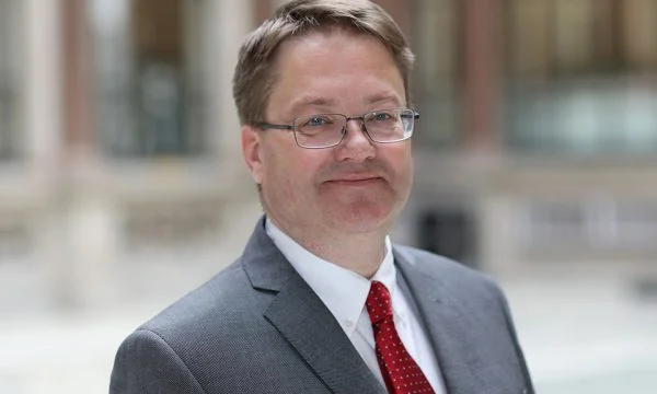 Abbott i zhgënjyer: Situata aktuale paraqet rrezik për sigurinë dhe jetesën në Kosovë