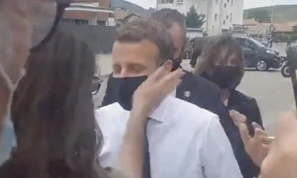 Emmanuel Macron sulmohet me shuplakë në mes të Parisit (VIDEO)
