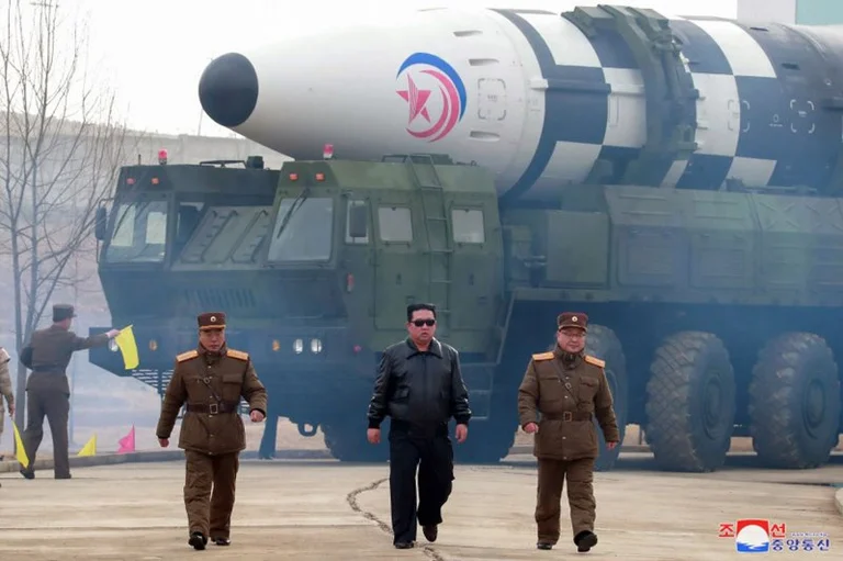 Koreja e Veriut teston raketën e re balistike ndërkontinentale