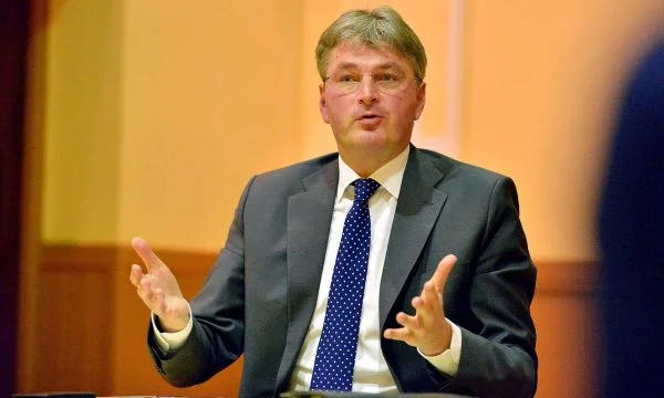 Deputeti britanik mbron shqiptarët që emigrojnë drejt Anglisë: S’kemi pse i etiketojmë si kriminelë