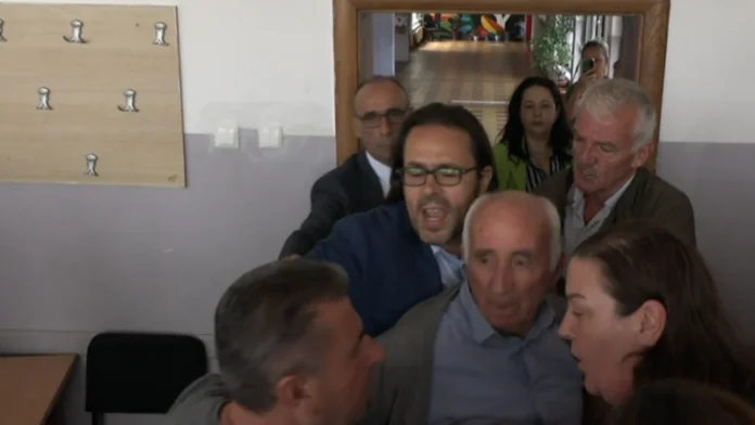Tentim sulmi ndaj kryetarit të SBASHK: Rexhepi më quajti tradhtar dhe i nervozuar ma kapi për dorën