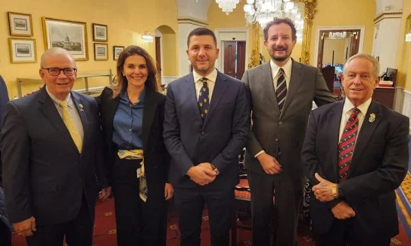 Krasniqi takohet me kongresmenë amerikanë për lutjet e mëngjesit