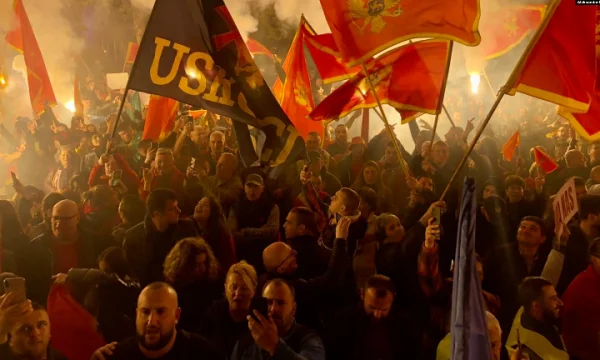 Protestë në Mal të Zi, me flamujt e BE-së dhe SHBA-së kërkohen zgjedhje të parakohshme