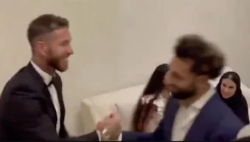 Das passiert: Mo Salah begrüßt Sergio Ramos herzlich zu den Globe Soccer Awards” in Dubai