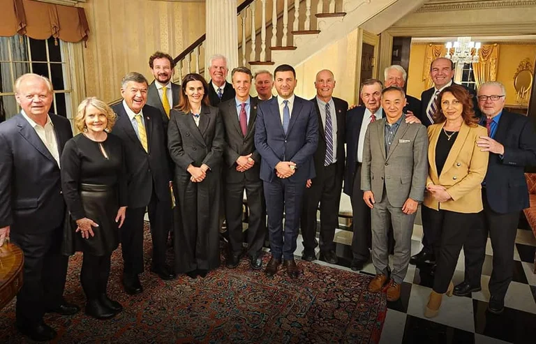 Memli Krasniqi takohet me kongresmenë, ambasadorë e gjeneralë amerikan