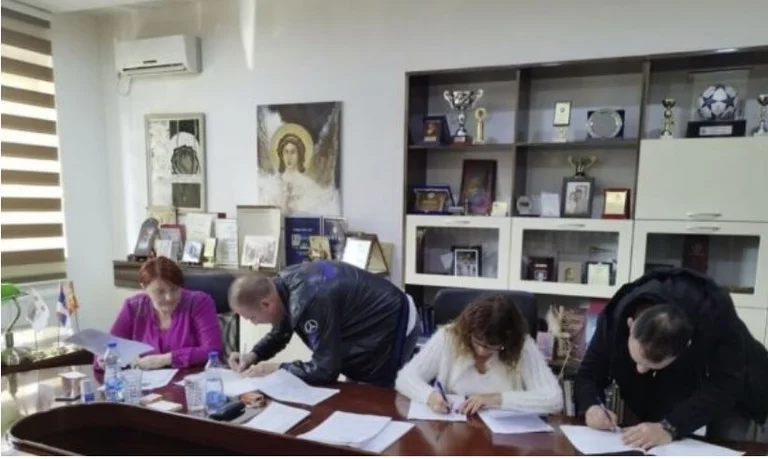 Serbia lidh kontrata pune me serbët e dorëhequr në Kosovë