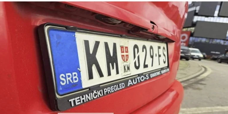 Targat e automjeteve në veri, pa stikersa mbi simbolet shtetërore