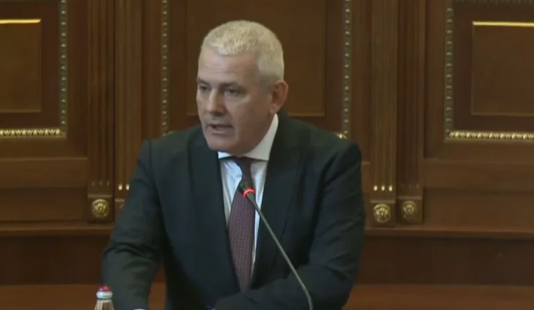 Deputetja e PDK’së e pyet Sveçlën për tenderomani, ky ia kthen: Shpjegojeni ju