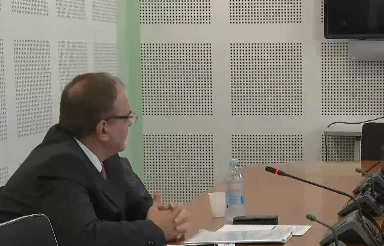 Martin Berishaj ju jep leksione gazetarëve: Kur ju mungon lapsi, baca Martin ua blen – S’kam pushkë për juve