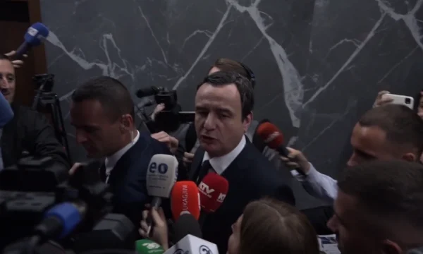 Qeveria Kurti kritikohet për retorikë toksike dhe fushatë shpifëse ndaj gazetarëve
