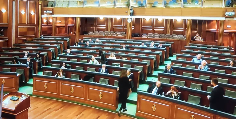 Një ndër seancat më të rëndësishme të Kuvendit – vetëm 25 për qind e deputetëve në sallë